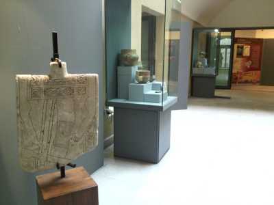 Dietro le vetrate sono conservati alcuni oggetti di epoca preistorica come la stela, simbolo funerario 